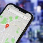 Smartphone avec Google Maps et radars de vitesse activés.