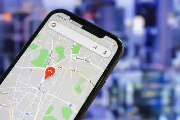 Smartphone avec Google Maps et radars de vitesse activés.