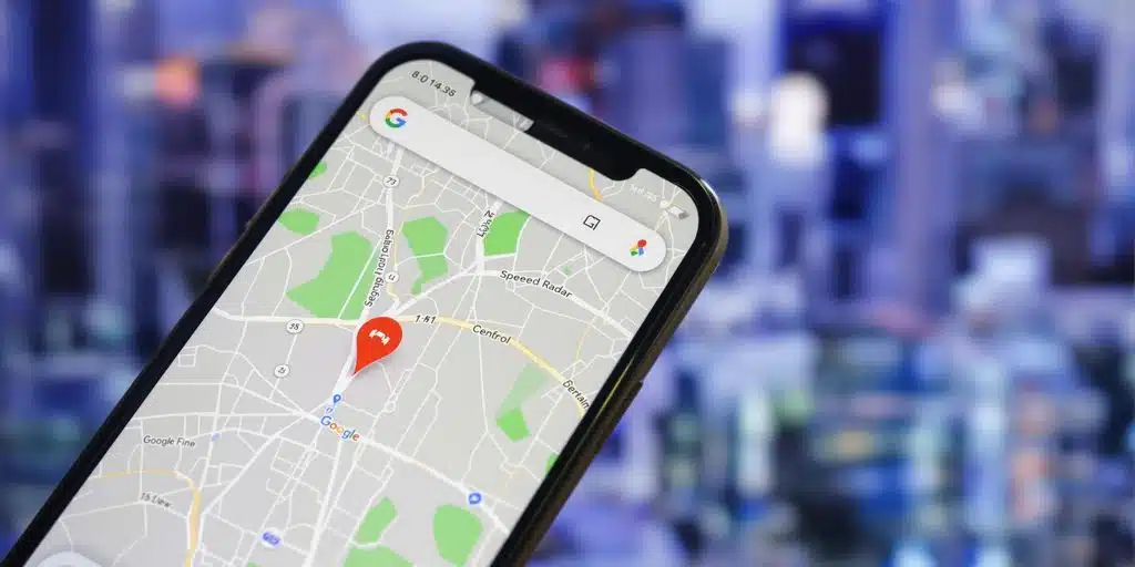 Smartphone avec Google Maps et radars de vitesse activés.