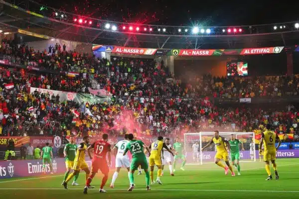 Match Al-Nassr contre Al-Ettifaq avec joueurs sur le terrain.