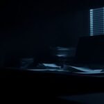 Bureau sombre avec documents, évoquant le harcèlement au travail.