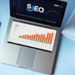 Ordinateur portable avec analyses SEO sur un bureau moderne.