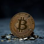 Bitcoin en ruine sur fond sombre et chaotique.