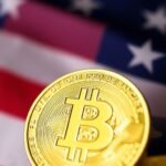 Pièce de Bitcoin dorée avec le drapeau américain en arrière-plan.