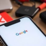 Téléphone affichant la page d'accueil de Google.