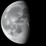 Astéroïde s'approchant de la Lune dans l'espace.