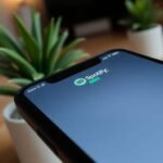 Téléphone avec l'application Spotify en attente de chargement.