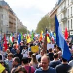 Manifestation à Nantes avec des foules et des drapeaux.