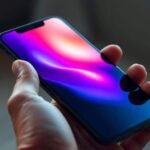 Un iPhone futuriste en mains.