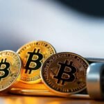 Quatre cryptos dorées dans un portefeuille futuriste