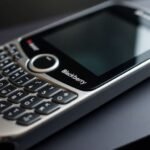 Ancien téléphone BlackBerry avec clavier physique
