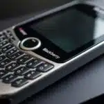 Ancien téléphone BlackBerry avec clavier physique