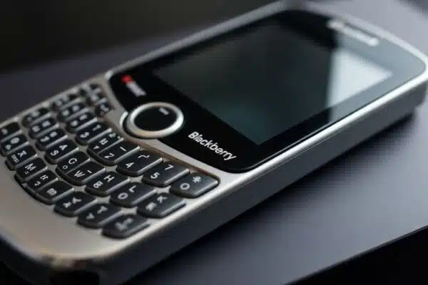 Ancien téléphone BlackBerry avec clavier physique