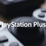 Logo PlayStation Plus sur fond flou.