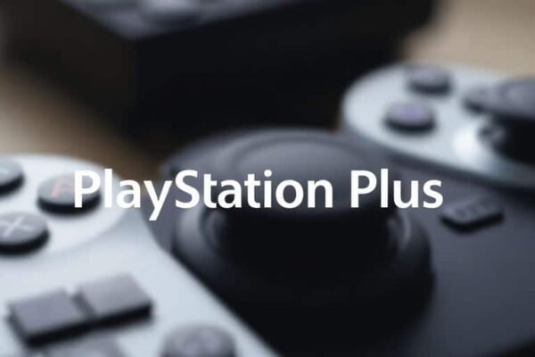 Logo PlayStation Plus sur fond flou.