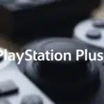 Logo PlayStation Plus sur fond flou.