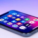 iPhone avec des icônes d'applications colorées