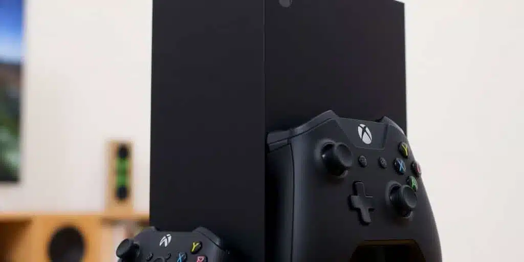 Console Xbox Series X élégante, blanche, avec manette noire.
