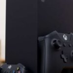 Console Xbox Series X élégante, blanche, avec manette noire.