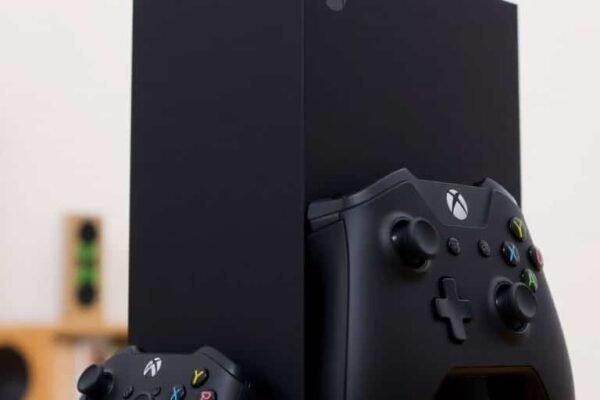 Console Xbox Series X élégante, blanche, avec manette noire.