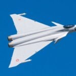 Mirage 2000 en vol, ciel bleu.