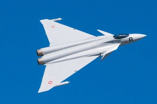 Mirage 2000 en vol, ciel bleu.