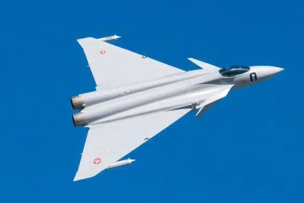 Mirage 2000 en vol, ciel bleu.