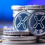 Pièces XRP empilées, éclairage futuriste