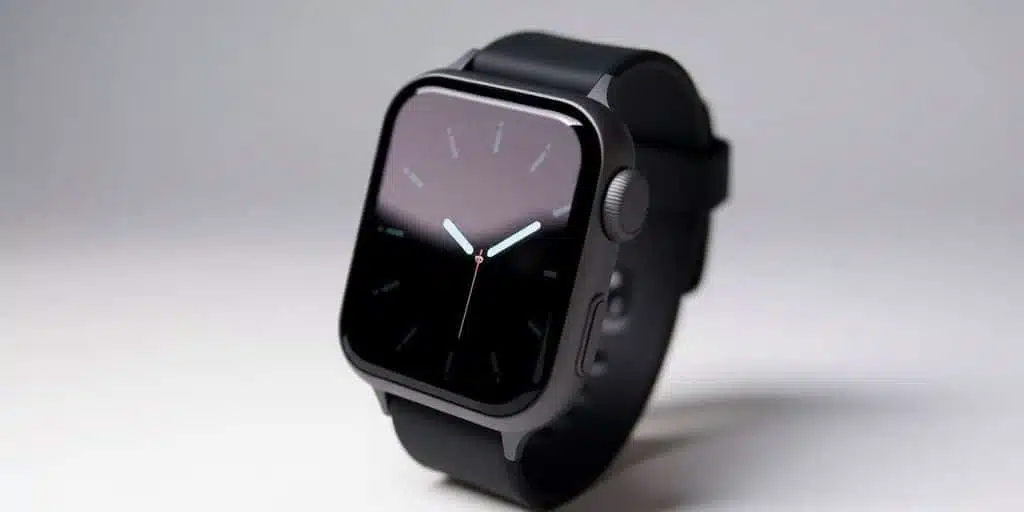 Apple Watch Ultra 3, montre sportive sur fond neutre.
