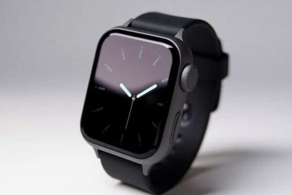 Apple Watch Ultra 3, montre sportive sur fond neutre.