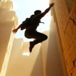 Nathan Drake sautant dans un temple ancien