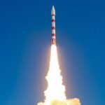 Fusée Ariane 6 s'élevant dans le ciel.