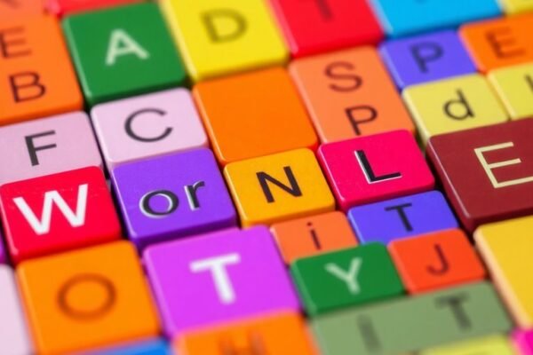 Grilles Wordle colorées avec des lettres mystérieuses.