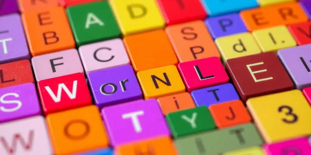 Grilles Wordle colorées avec des lettres mystérieuses.