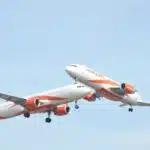 Deux avions EasyJet en vol, évitant de justesse une collision.