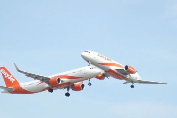 Deux avions EasyJet en vol, évitant de justesse une collision.