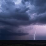 Ciel orageux avec éclairs frappant le paysage français.