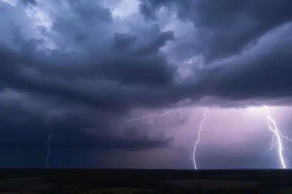 Ciel orageux avec éclairs frappant le paysage français.
