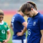 Joueuses de rugby françaises dépitées sur le terrain.