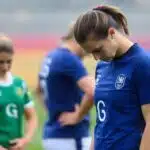 Joueuses de rugby françaises dépitées sur le terrain.