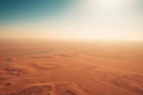 Avions militaires survolant le désert qatari