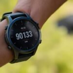 Montre Garmin Fenix 8 Pro au poignet d’un sportif
