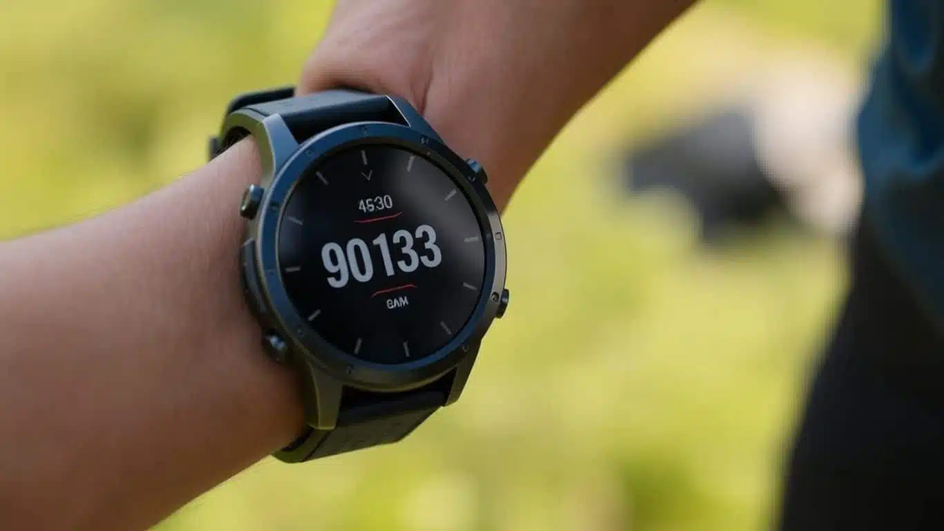 Montre Garmin Fenix 8 Pro au poignet d’un sportif