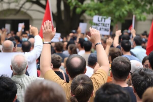 Foule de personnes rassemblées en extérieur.