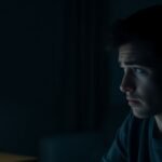 Panne Freebox : personne frustrée devant un routeur éteint.