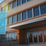 Bâtiment scolaire moderne avec interface numérique lumineuse.