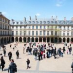 Université Paris 8 avec des étudiants rassemblés sur le campus.