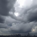 Ciel orageux menaçant au-dessus de Houston, alerte tornade.