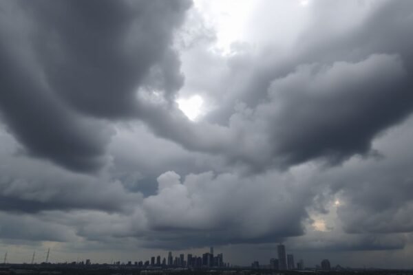 Ciel orageux menaçant au-dessus de Houston, alerte tornade.