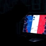 Fuite de données Pajemploi : code binaire et drapeau français fragmenté.